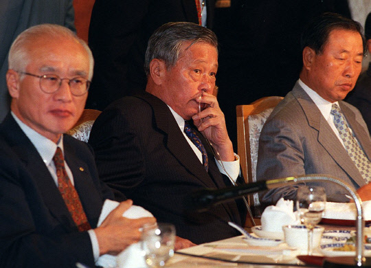 폐암수술을 받은 고(故) 최종현 회장(왼쪽 두번째)이 IMF 구제금융 직전인 1997년 9월 산소 호흡기를 꽂은 채 전경련 회장단 회의에 참석, 경제위기 극복방안을 논의하고 있다. <SK그룹 제공>